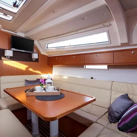 Bavaria Cruiser 41 - Nina Sailing Boat 스플리트