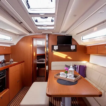 보트호텔 Bavaria Cruiser 41 - Nina Sailing Boat 스플리트
